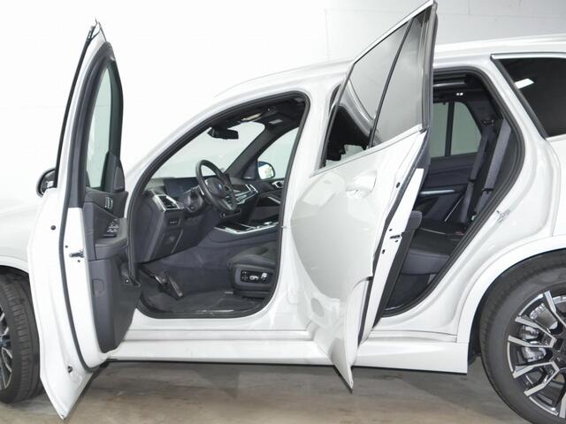 BMW X5 xDrive50e M-Sport | Panorama | 21" | Soft Close | Trekhaak | Comfortzetels met Ventilatie | Harman Kardon | Luchtvering v+a