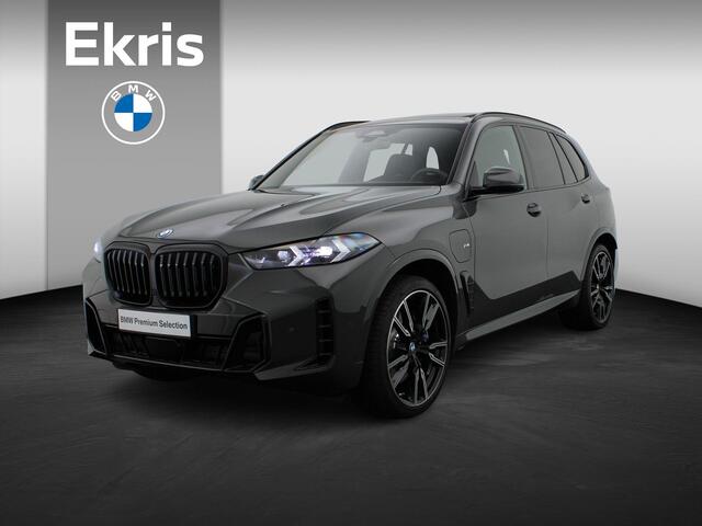 BMW X5 xDrive50e M Sportpakket Pro | Travel Pack | Innovation Pack | Comfort Plus Pack | Exclusive Pack | Integral Active Steering | Soft Close | Trekhaak | Glazen Panoramadak Sky Lounge | M Multifunctionele voorstoelen | Driving Assistant | Harman Kardon | 22'