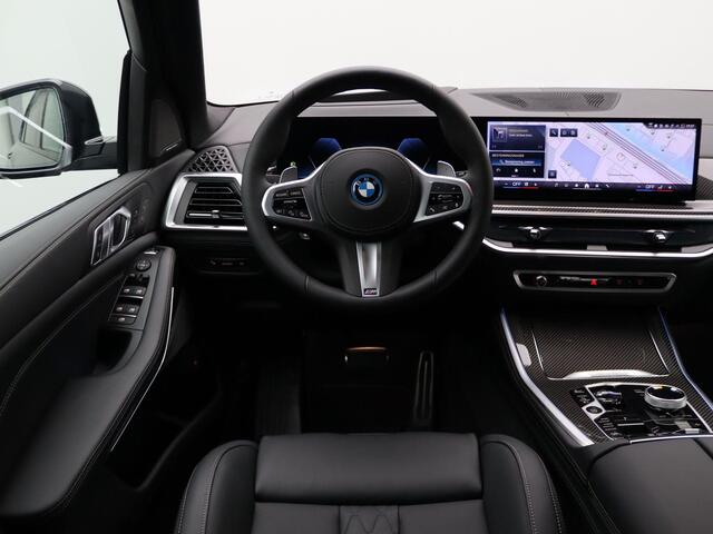 BMW X5 xDrive50e M Sportpakket Pro | Travel Pack | Innovation Pack | Comfort Plus Pack | Exclusive Pack | Integral Active Steering | Soft Close | Trekhaak | Glazen Panoramadak Sky Lounge | M Multifunctionele voorstoelen | Driving Assistant | Harman Kardon | 22'