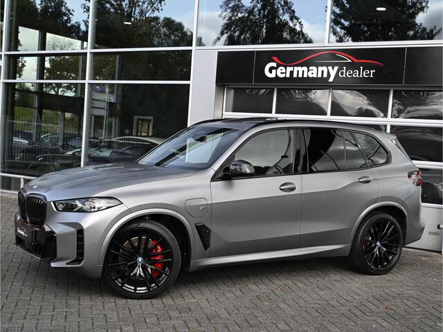 BMW X5 xDrive50e 489pk M-Sport Frozen Pure Grey Pano Zetels HUD 22-Inch H&K Softclose Lucht Tr.haak VOL!!!