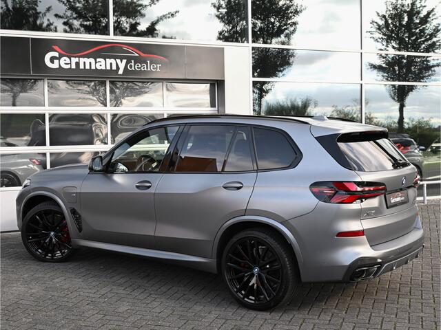 BMW X5 xDrive50e 489pk M-Sport Frozen Pure Grey Pano Zetels HUD 22-Inch H&K Softclose Lucht Tr.haak VOL!!!