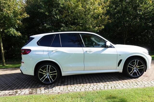 BMW X5 xDrive45e M-Sport High Executive | 22 Inch | Pano | Laser | Head up | H&K | Soft Close | Panorama-Glasdak | Sky Lounge | 1 eig Ned. Auto | verw beker houders.