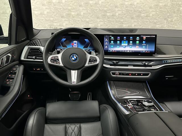 BMW X5 50e M-Performance Seats | *5x Op Voorraad* | Achterasbesturing | Carbon | Pano | M-Pro | 360 Cam. | ACC | Soft-Close | Ventilatie | Leder-Individual | Head-Up | 4-Zone Clima | 22 inch | 2x Memory | Trekhaak | Harman-Kardon | Beker-Clima | Stoelverwarming 
