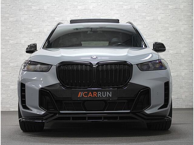 BMW X5 50e M-Performance Seats | *5x Op Voorraad* | Achterasbesturing | Carbon | Pano | M-Pro | 360 Cam. | ACC | Soft-Close | Ventilatie | Leder-Individual | Head-Up | 4-Zone Clima | 22 inch | 2x Memory | Trekhaak | Harman-Kardon | Beker-Clima | Stoelverwarming 