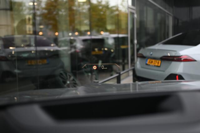 BMW X6 xDrive40i High Executive M Sport Automaat / Panoramadak / Trekhaak / Massagefunctie / Parking Assistant Professional / Soft-Close / Active Steering