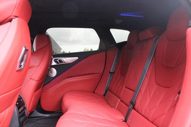 BMW XM 654PK PHEV 30 kWh | 23" LICHTMETALEN VELGEN JETBLACK | SOFT CLOSE | ELEKTRISCH WEGKLAPBARE TREKHAAK | M SPORTREMMEN | DRIVING ASSISTANCE PROFESSIONAL O.A. (ADAPTIVE CRUISE CONTROL/DODEHOEK DETECTIE) | BOWERS & WILKINS SOUND SYSTEM | LASER LIGHT KOPLAMPEN 