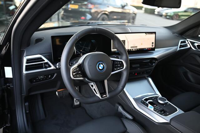 BMW i4 eDrive35 Gran Coupé M Sport / Active Cruise Control / Comfort Access / Parking Assistant / Stoelverwarming / Widescreen Display / Live Cockpit Plus