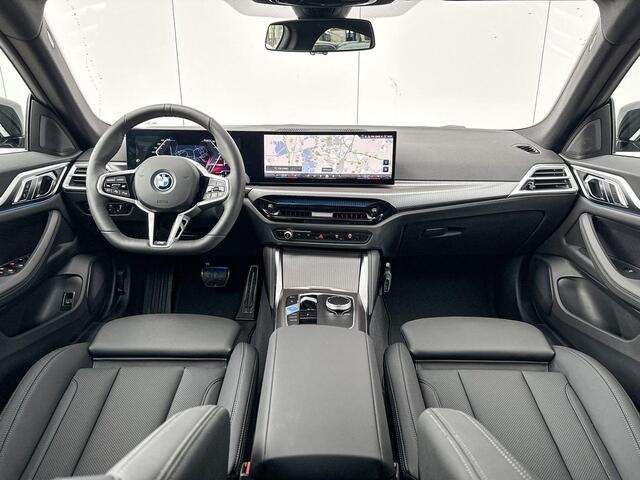 BMW i4 xDrive40 M-Sport Pro / Elektrisch bediend glazen schuif-/kanteldak / Comfort Acces / Trekhaak Elektrisch Wegklapbaar / 19"