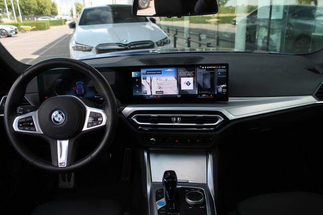BMW i4 eDrive40 / Schuif-kanteldak / Achteruitrijcamera / Live Cockpit Plus / Parking Assistant / Stoelverwarming