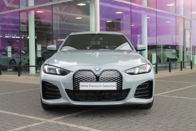 BMW i4 eDrive35 Gran Coupé M Sport / Achteruitrijcamera / Adaptieve LED / Active Cruise Control / Comfort Access / Stoelverwarming / Live Cockpit Plus