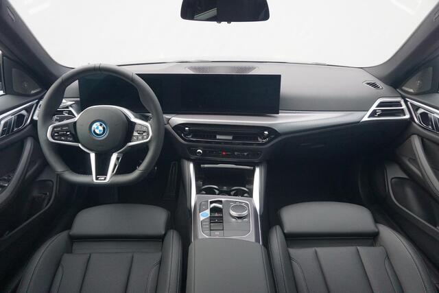 BMW i4 eDrive40 M Sport Pro | Elektrisch schuif-kanteldak / Memory Stoelen / Harman Kardon / Comfort Access / Stoel & Stuurwiel verwarming
