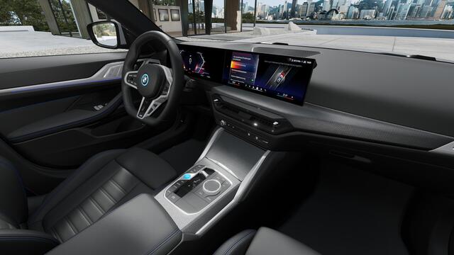 BMW i4 eDrive40 Gran Coupé M Sport / Schuif-kanteldak / Achteruitrijcamera / Comfort Access / Adaptieve LED / Active Cruise Control / Stuurverwarming