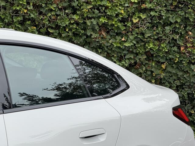 BMW i4 eDrive35 | M-Sport | 19'' | S/k-dak | HiFi | Stuur + stoelverw. | Comf. Acc. | Trekhaak | Camera