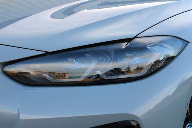 BMW i4 M50 High Executive 84 kWh | Incl. 12 maanden garantie | Assisted driving | Stoel/stuurverwarming | Stoelventilatie | Uitklapbare trekhaak | Head-up display | Memory seat | Schuif/kantel dak | Harman/Kardon | 360° camera |