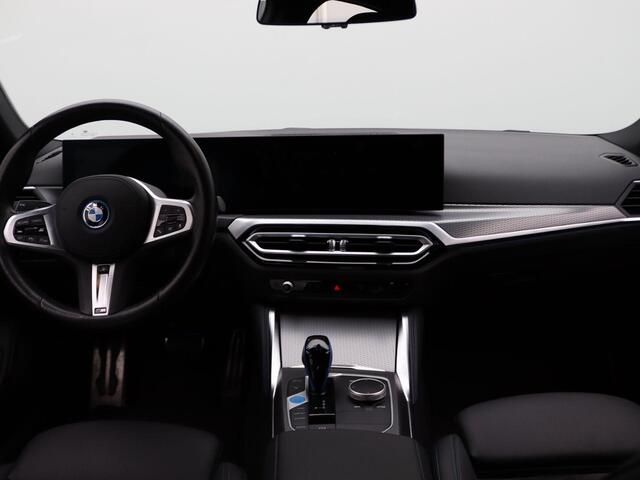BMW i4 eDrive35 M Sportpakket | Stuurwielrand Verwarmd | Achteruitrijcamera | Active Cruise Control | Harman Kardon | 19''