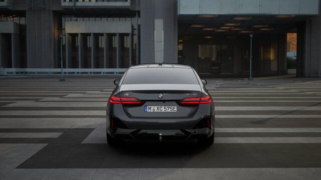 BMW i5 eDrive40 M Sport Automaat / Panoramadak / Trekhaak / Adaptieve LED / Parking Assistant Professional / Stoelventilatie / Comfort Access