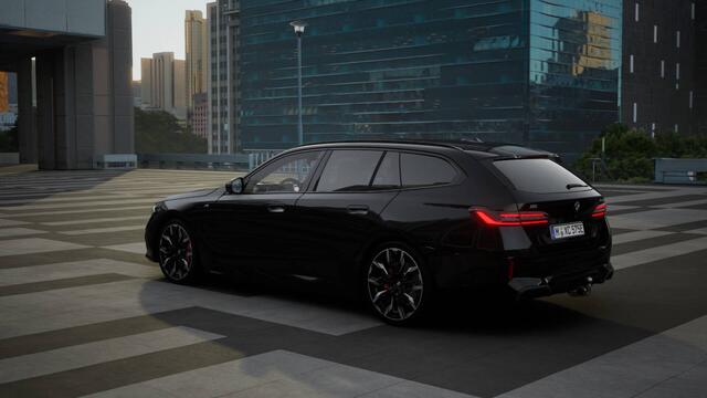 BMW i5 Touring eDrive40 M Sport / Panoramadak / Trekhaak / Bowers & Wilkins / M Multifunctionele Stoelen / Comfort Access / Adaptieve LED / Stoelventilatie