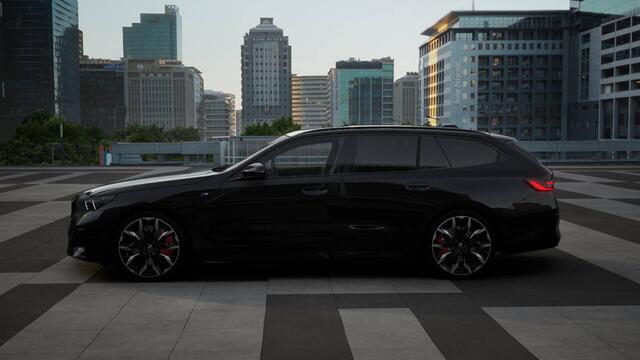 BMW i5 Touring eDrive40 M Sport / Panoramadak / Trekhaak / Bowers & Wilkins / M Multifunctionele Stoelen / Comfort Access / Adaptieve LED / Stoelventilatie