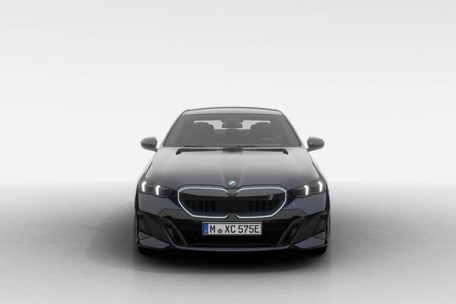 BMW i5 Sedan eDrive40 M Sport Edition | M Sport Pro | Travel Pack | Trekhaak | Extra getint glas