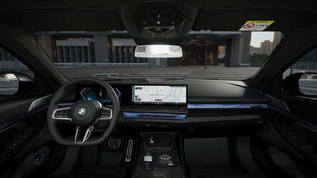BMW i5 eDrive40 M Sport / Panoramadak / Trekhaak / Stoelventilatie / Adaptieve LED / Comfort Access / Parking Assistant Plus / Stuurverwarming
