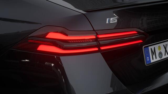 BMW i5 eDrive40 M Sport / Panoramadak / Trekhaak / Stoelventilatie / Adaptieve LED / Comfort Access / Parking Assistant Plus / Stuurverwarming