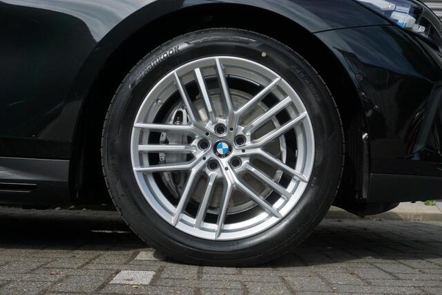 BMW i5 Sedan eDrive40 Travel Pack | Comfort Pack | Glazen panoramadak | Driving Assistant Plus | Harman-Kardon sound system