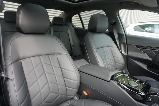 BMW i5 Sedan eDrive40 Travel Pack | Comfort Pack | Glazen panoramadak | Driving Assistant Plus | Harman-Kardon sound system