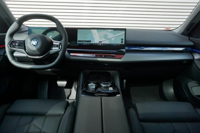 BMW i5 Sedan eDrive40 Travel Pack | Comfort Pack | Glazen panoramadak | Driving Assistant Plus | Harman-Kardon sound system