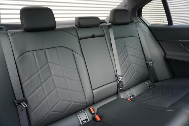 BMW i5 Sedan eDrive40 Travel Pack | Comfort Pack | Glazen panoramadak | Driving Assistant Plus | Harman-Kardon sound system