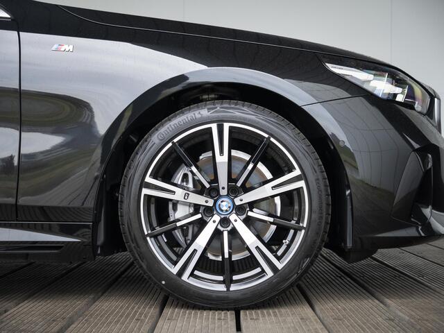 BMW i5 eDrive40 M Sportpakket 20'' / Panoramadak / Comfortstoelen / Harman Kardon / Trekhaak