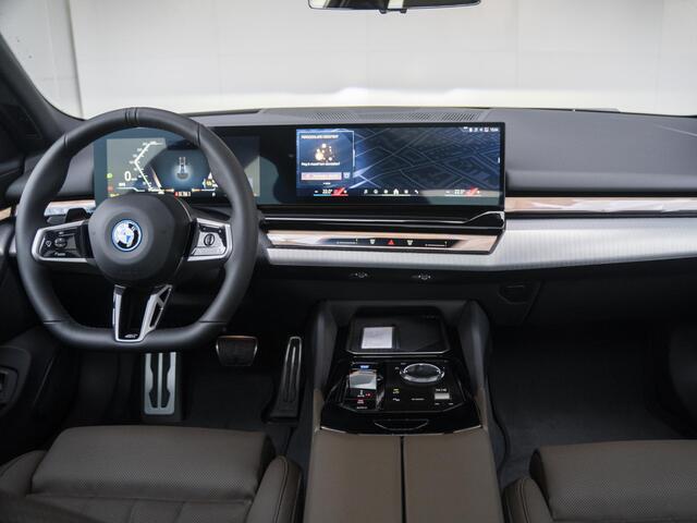 BMW i5 eDrive40 M Sportpakket 20'' / Panoramadak / Comfortstoelen / Harman Kardon / Trekhaak