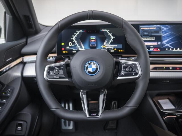 BMW i5 eDrive40 M Sportpakket 20'' / Panoramadak / Comfortstoelen / Harman Kardon / Trekhaak