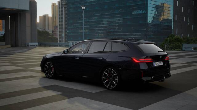 BMW i5 Touring eDrive40 M Sport / Panoramadak / Trekhaak / Bowers & Wilkins / Adaptieve LED / Stoelventilatie / Comfort Access / Parking Assistant Plus / Stuurverwarming