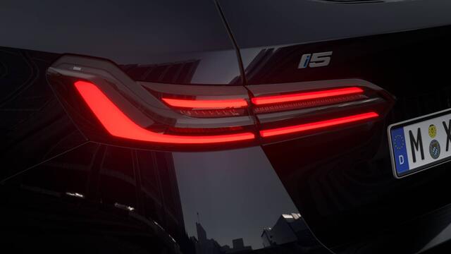 BMW i5 Touring eDrive40 M Sport / Panoramadak / Trekhaak / Bowers & Wilkins / Adaptieve LED / Stoelventilatie / Comfort Access / Parking Assistant Plus / Stuurverwarming