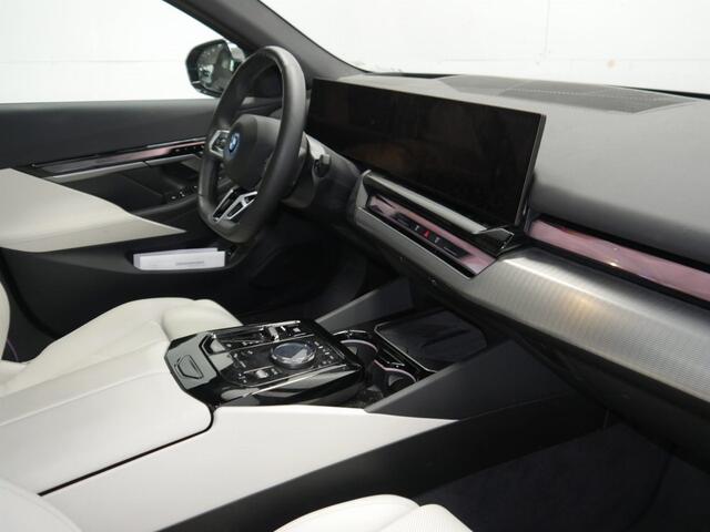 BMW i5 Touring eDrive40 M-Sport Pro - Onderstel Prof - Pano - Trekhaak - Driving Ass Prof
