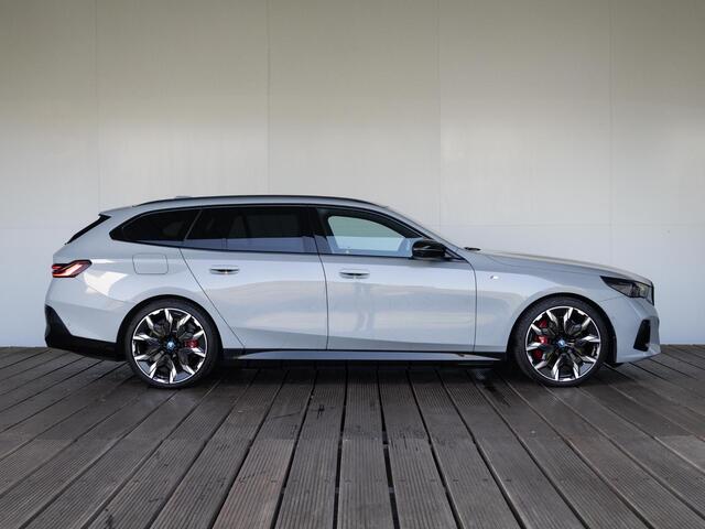 BMW i5 Touring M60 xDrive | M Sportpakket Pro | Innovation Pack | Verwarmd Stuurwiel | Comfort Access | Panoramadak | Stoelverwarming | Bowers & Wilkins | Trekhaak