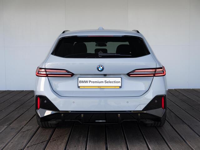 BMW i5 Touring M60 xDrive | M Sportpakket Pro | Innovation Pack | Verwarmd Stuurwiel | Comfort Access | Panoramadak | Stoelverwarming | Bowers & Wilkins | Trekhaak