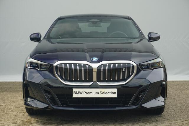 BMW i5 Sedan eDrive40 M Sportpakket 20'' / Panoramadak / Comfortstoelen / Harman Kardon / Driving Assistant Plus