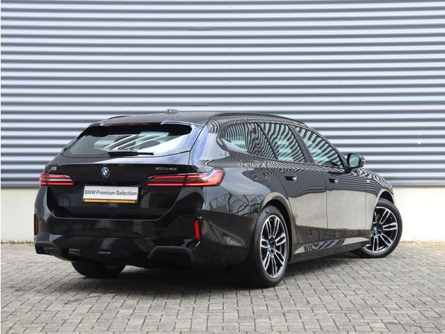 BMW i5 Touring eDrive40 | M Sportpakket Pro | Trekhaak | Driving Assistant Prof. | Adaptief M Onderstel Prof. | Harman Kardon | Head-Up | Parking Assistant Plus | Comfortstoelen | 19'' LMV