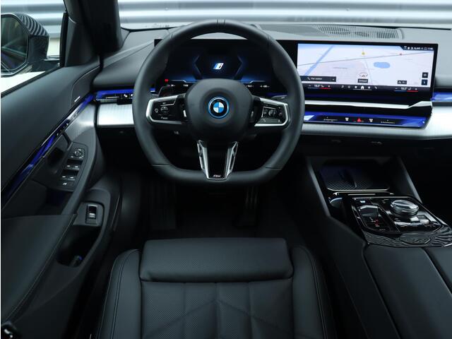 BMW i5 Touring eDrive40 | M Sportpakket Pro | Trekhaak | Driving Assistant Prof. | Adaptief M Onderstel Prof. | Harman Kardon | Head-Up | Parking Assistant Plus | Comfortstoelen | 19'' LMV