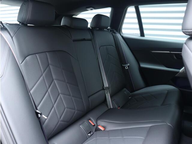 BMW i5 Touring eDrive40 | M Sportpakket Pro | Trekhaak | Driving Assistant Prof. | Adaptief M Onderstel Prof. | Harman Kardon | Head-Up | Parking Assistant Plus | Comfortstoelen | 19'' LMV