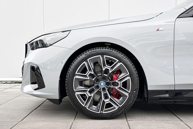 BMW i5 Touring eDrive40 M Sport Pro Glazen Dak / Harman Kardon / Comfortstoelen / Stoelventilatie / Iconic Glow / Getinte ramen / 20 Inch