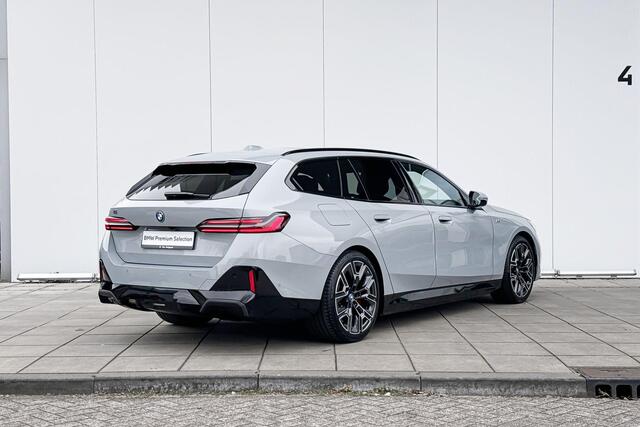 BMW i5 Touring eDrive40 M Sport Pro Glazen Dak / Harman Kardon / Comfortstoelen / Stoelventilatie / Iconic Glow / Getinte ramen / 20 Inch