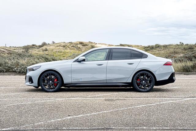 BMW i5 eDrive40 M Sport Edition | M Sport | Glazen Panoramadak | Head-up Display | Stoelventilatie | M Performance wielen