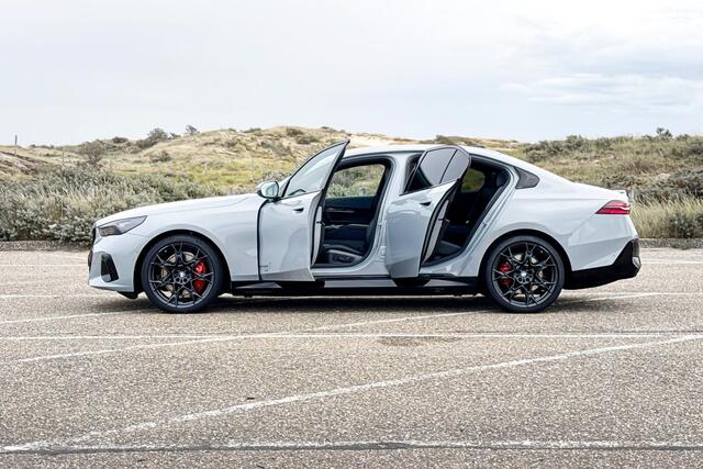 BMW i5 eDrive40 M Sport Edition | M Sport | Glazen Panoramadak | Head-up Display | Stoelventilatie | M Performance wielen