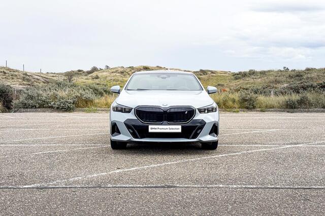 BMW i5 eDrive40 M Sport Edition | M Sport | Glazen Panoramadak | Head-up Display | Stoelventilatie | M Performance wielen