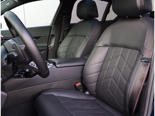 BMW i5 M60 xDrive 84 kWh | Pano | B&W | Achterasbestuuring | Head-Up | NAP