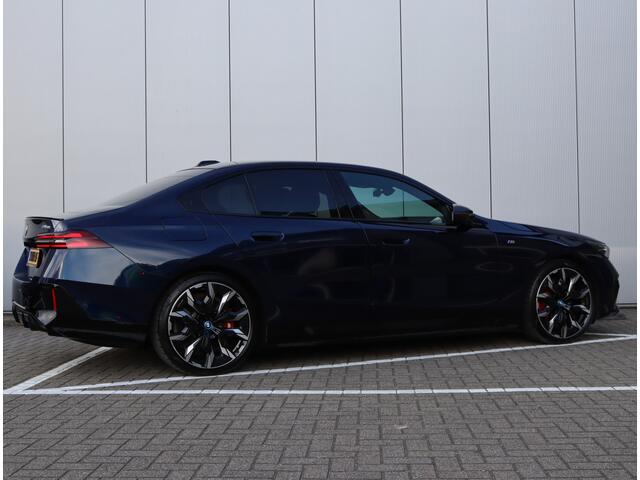 BMW i5 M60 xDrive 84 kWh | Pano | B&W | Achterasbestuuring | Head-Up | NAP