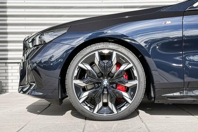 BMW i5 eDrive40 M Sportpakket Pro / Innovation Pack / Travel Pack / Comfort Pack / Trekhaak / Panoramadak