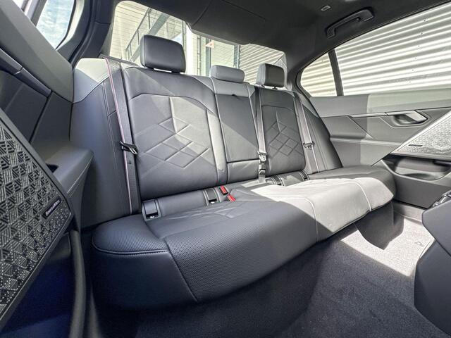 BMW i5 eDrive40 M Sportpakket Pro / Innovation Pack / Travel Pack / Comfort Pack / Trekhaak / Panoramadak